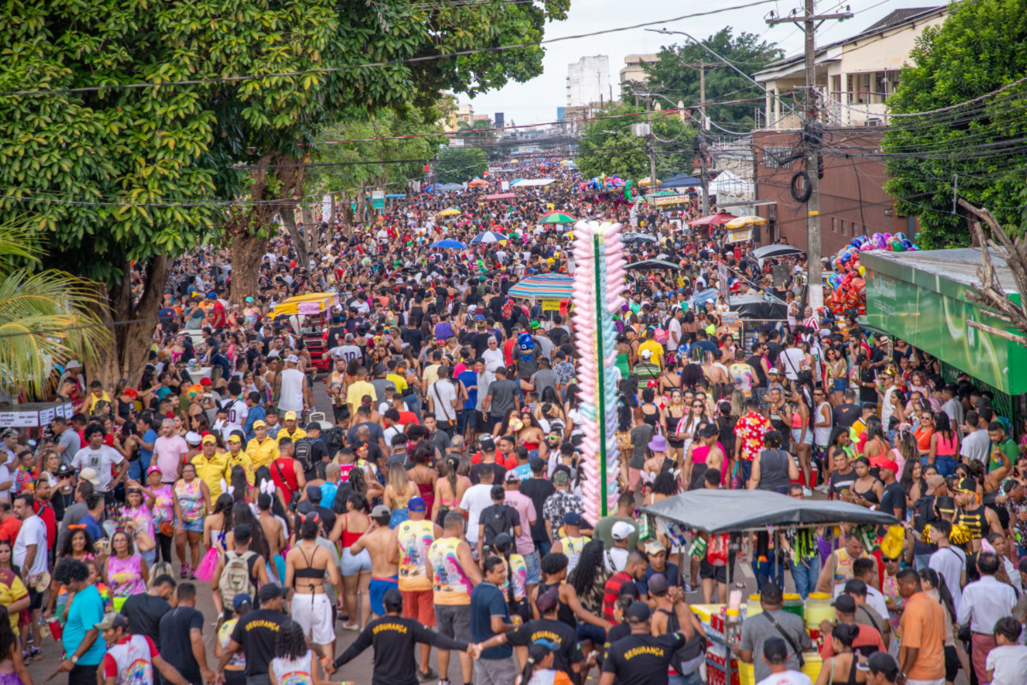 Blocos de Carnaval movimentam bairros de Porto Velho e mantêm folia espalhada pela capital