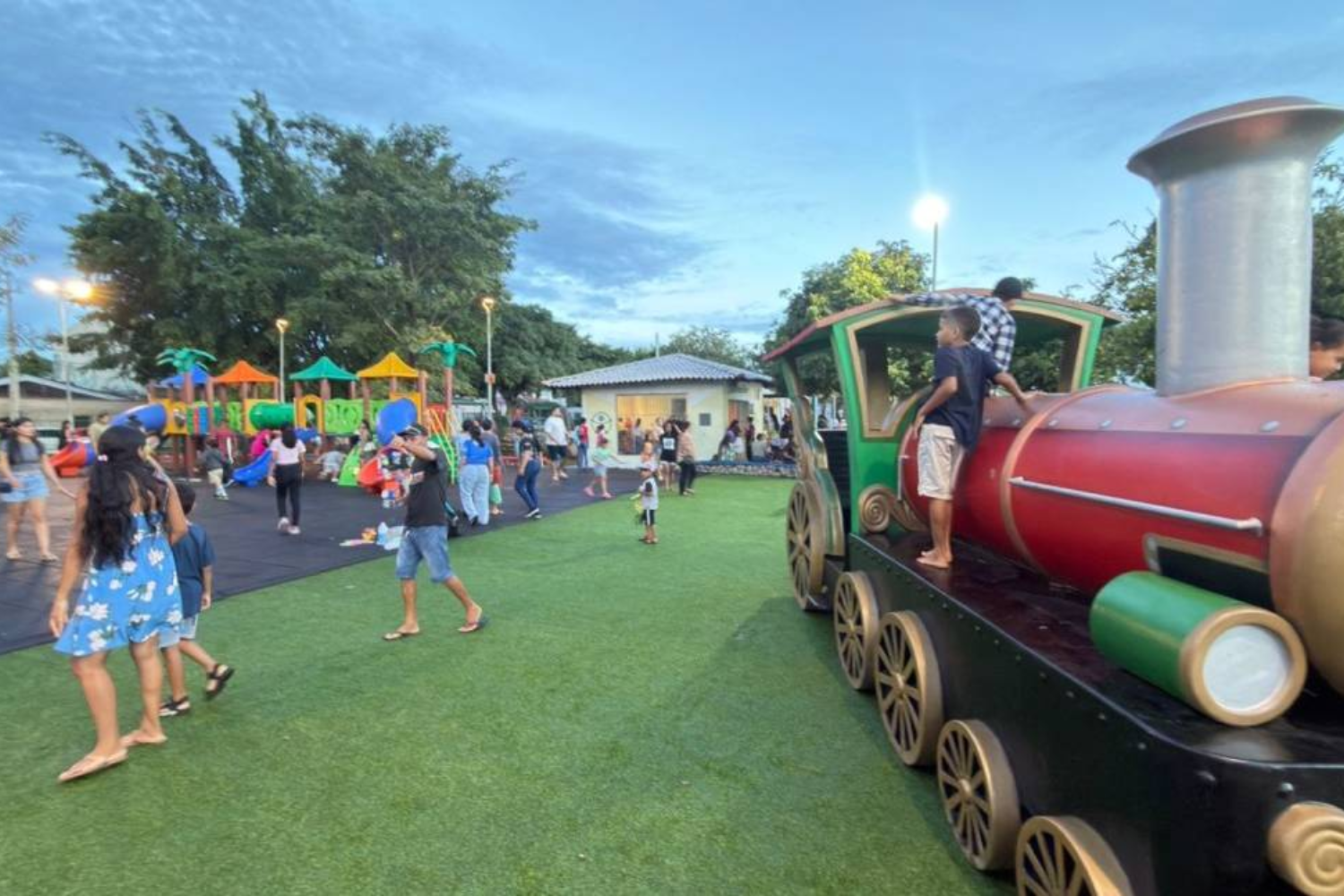 Brincadeiras, brindes e parque lotado transformam sexta-feira em grande festa para famílias em Porto Velho